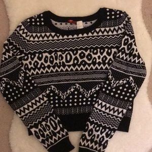 NWOT H&M Black and White Patterned Cropped Sweater
